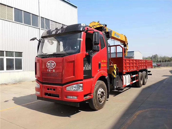 解放后八轮12吨随车吊