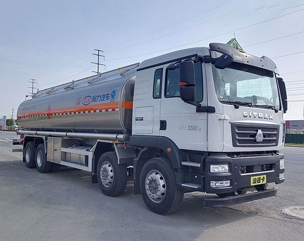重汽汕德卡前四后八铝合金运油车